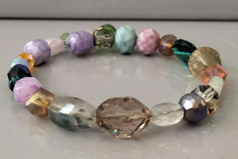 Stunning Quality Crystal/Glass Memory Bracelet. (Nr1)