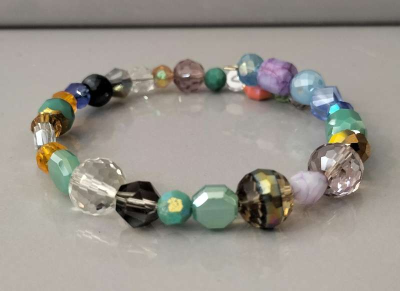 Stunning Quality Crystal/Glass Memory Bracelet. (Nr9)