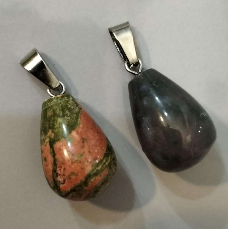 Set of 2 Beautiful Semi-Precious Stone Pendants. (nr21)