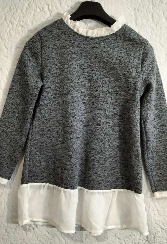 Beautiful Ladies Long Sleeve Top. No name (Label Removed). S. (Nr47)