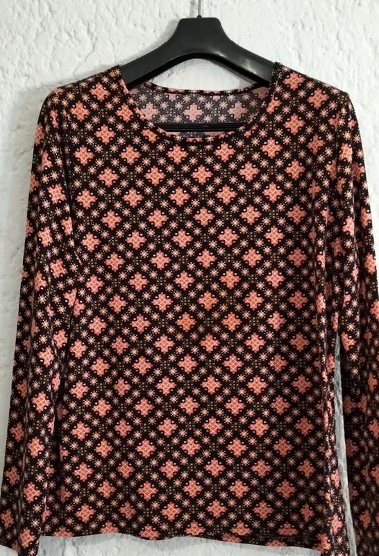 Beautiful Ladies Long Sleeve Top. M. No Name (Label Removed) (nr68)