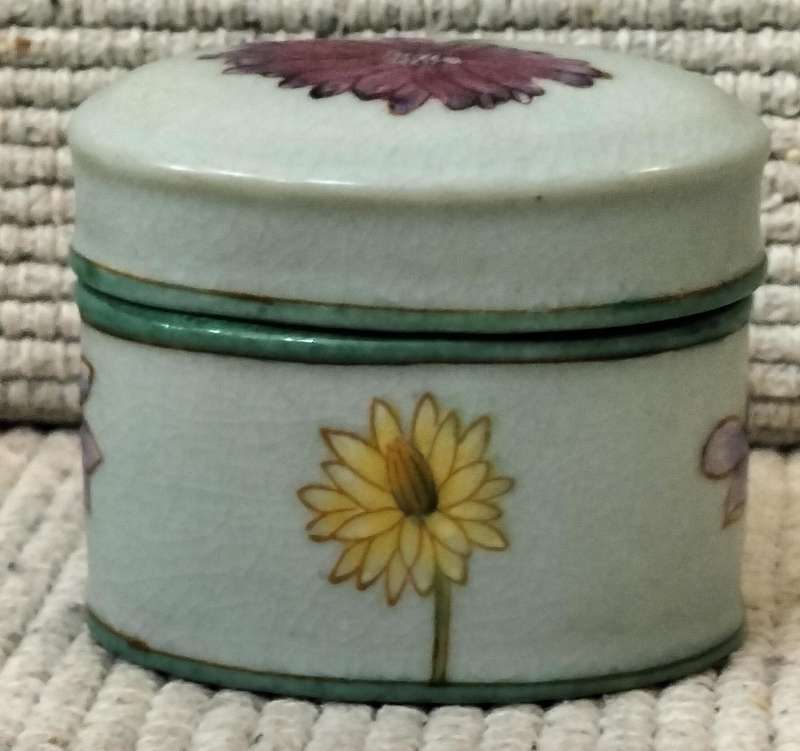 Stunning Circa 1990 Glazed Ceramic Lidded Trinket/Pill Holder (Nr2)