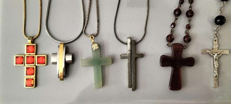 A Set of 6 Cross Pendants with Chains. Various materials. (nr5)