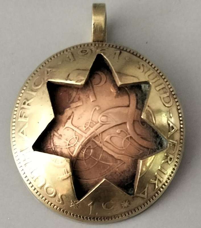 A Unique South Africa 1961 1c and Eire 1971 Coin Pendant. 3cm. (nr10)