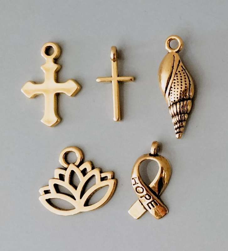 5 Pendant Combo nr 19. Gold Tone Metal.