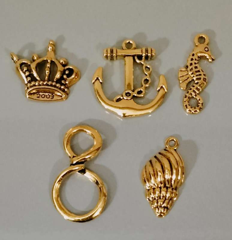 5 Pendant Combo Set nr 25. Gold Tone Metal