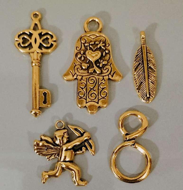 5 Pendant Combo Set nr 26. Gold Tone Metal