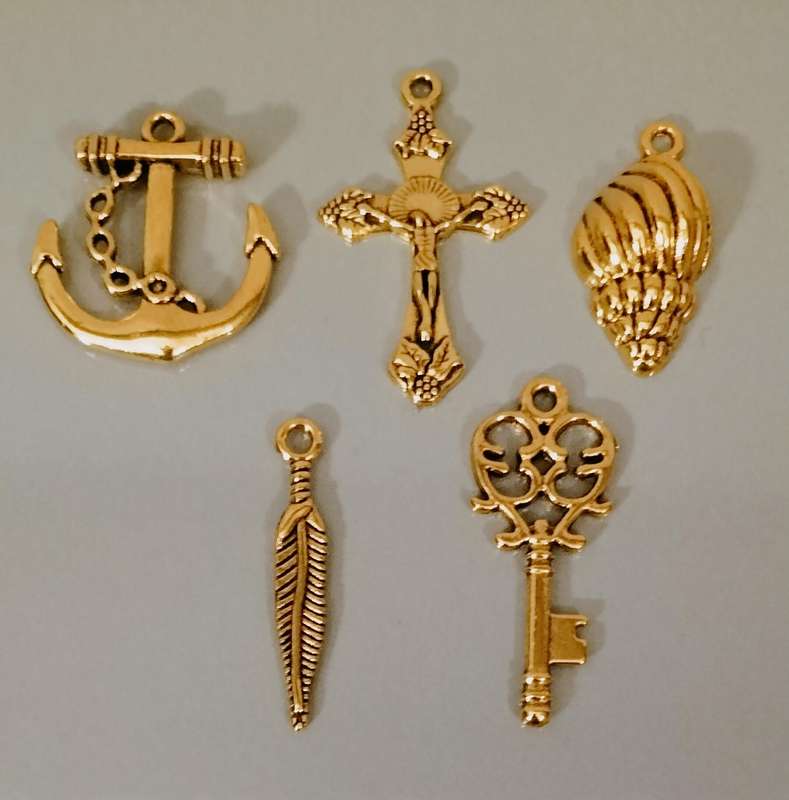 5 Pendant Combo Set nr 27. Gold Tone Metal