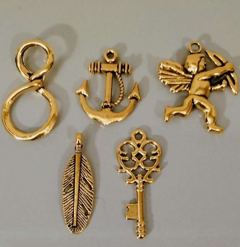 5 Pendant Combo Set nr 28. Gold Tone Metal.
