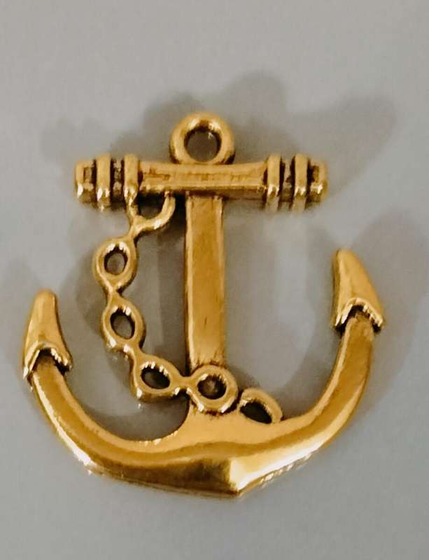 Gold Tone Metal Pendant (Nr29)