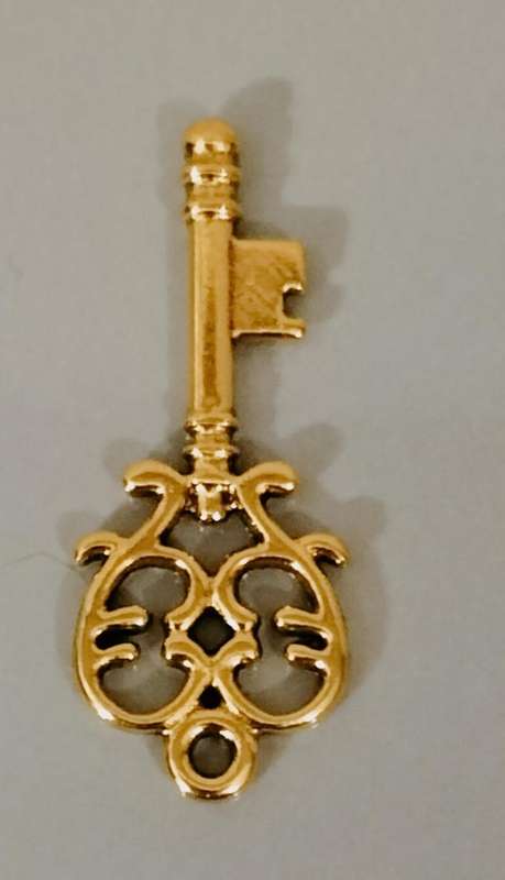 Gold Tone Metal Pendant. (Nr31)