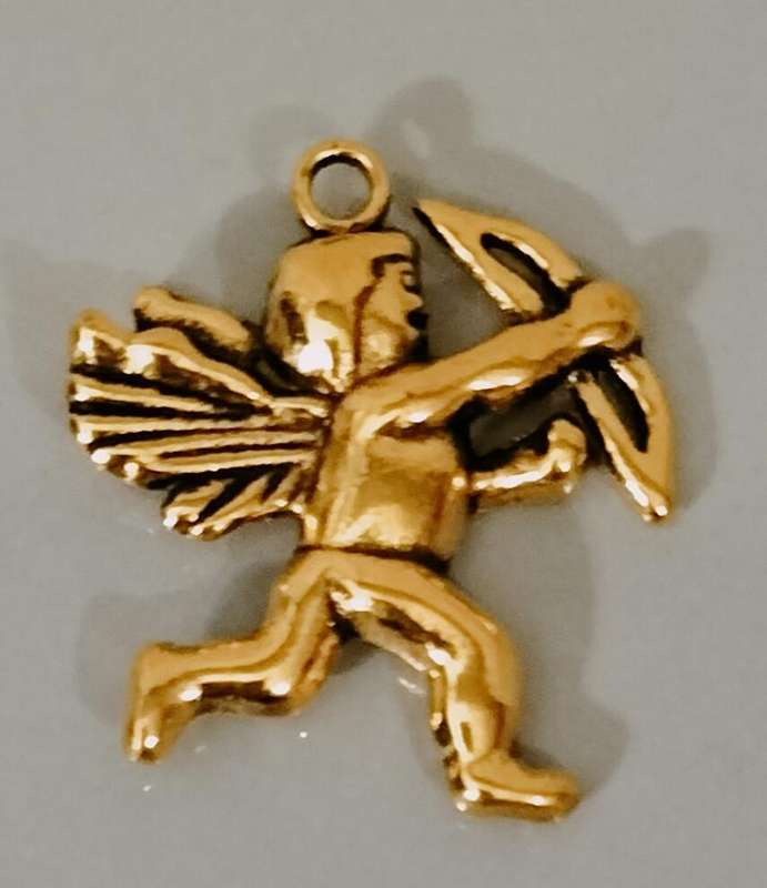 Gold Tone Metal Pendant (Nr32)