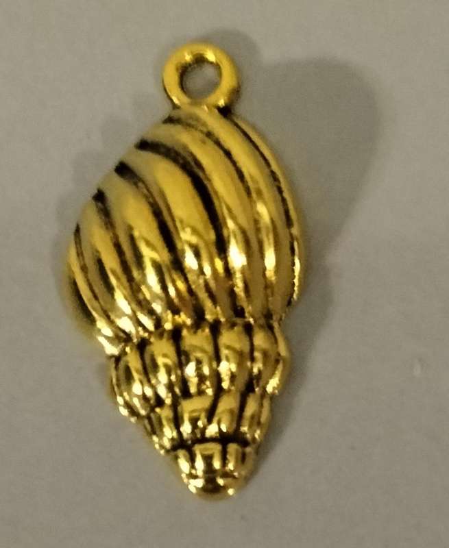 Gold Tone Metal Pendant (Nr34)