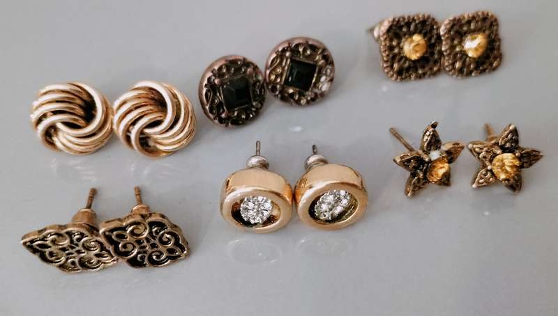 6 Pairs of Gold Tone Fashion Ear Rings. 10mm. (Nr57)