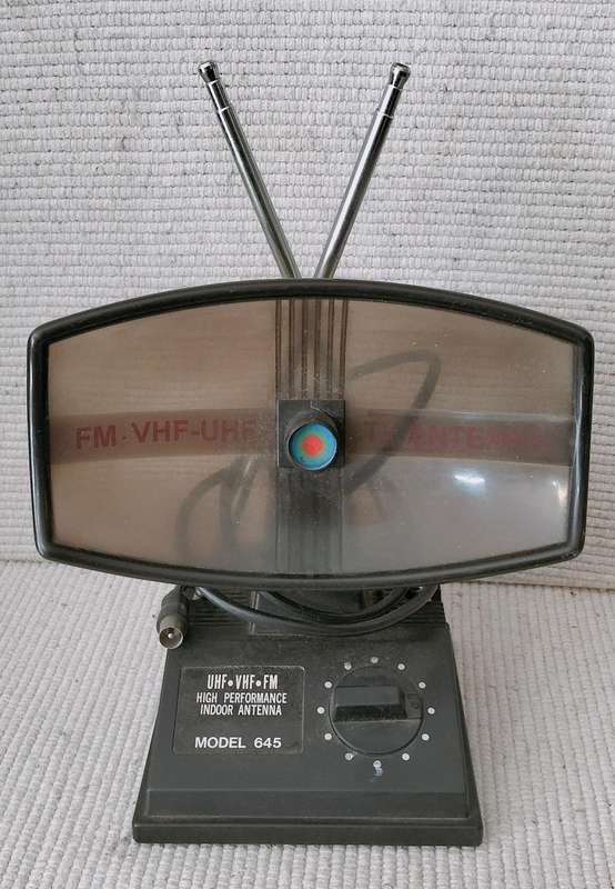 Vintage Model 645 UHF/VHD/FM Antenna