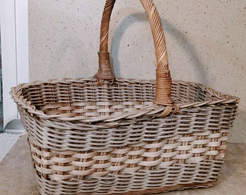 Superb Cane/Rattan Picnic Basket.