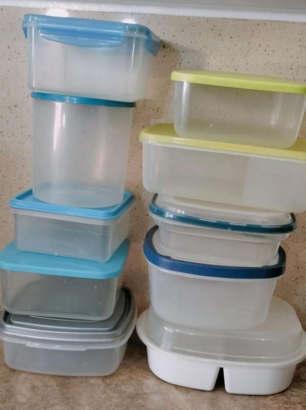 A Collection of 10 Small Quality Plastic Containers With Lids. (Nr4)