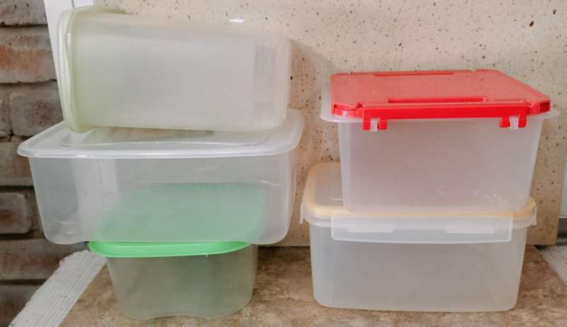 A Collection of 5 Medium Quality Plastic Containers With Lids (Nr5)