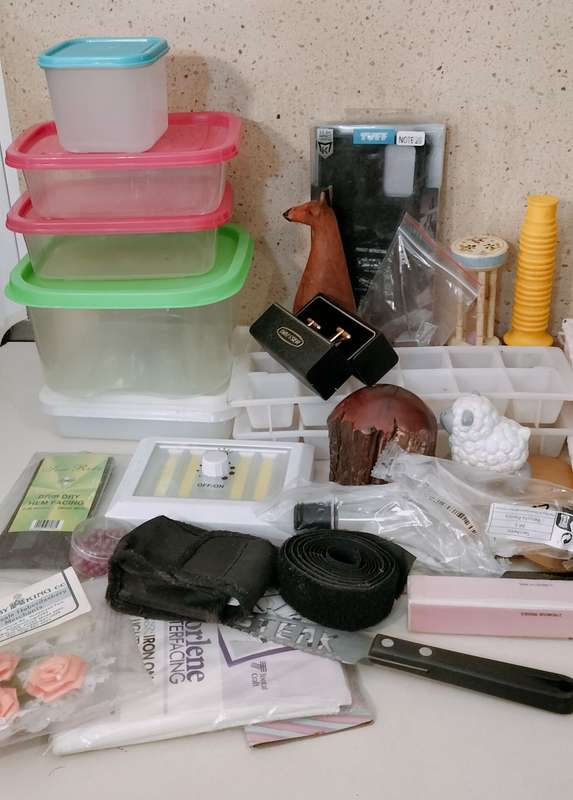 A Collection of +- 30 Usable Odds and Ends. See Photos For Items