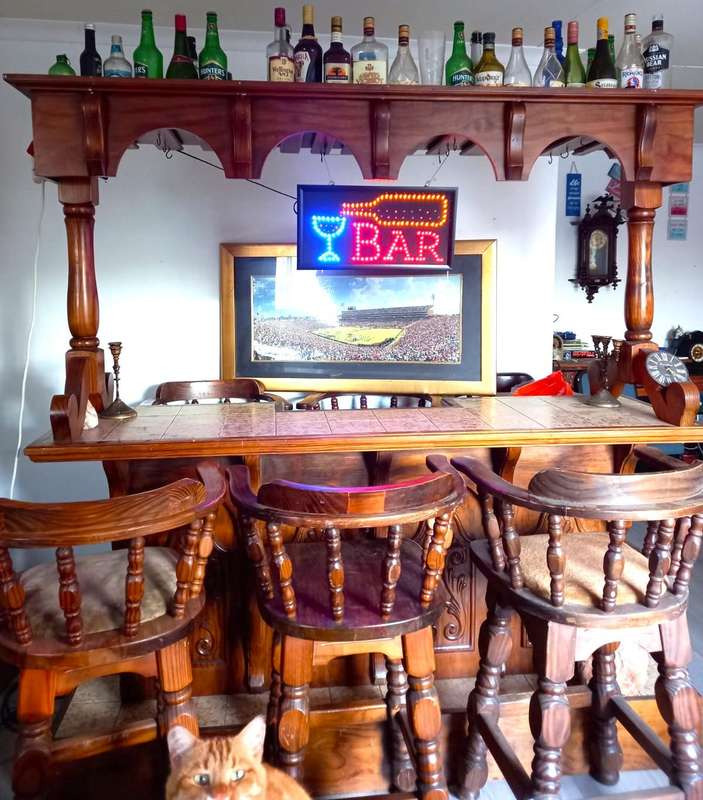 BAR with cabinets - 6 stools - Hardwood Antique