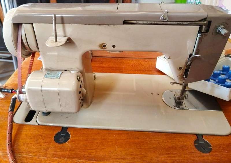 SEWING MACHINE- ANTIQUE EMPISAL GOLDLINE DELUXE - Year 1969
