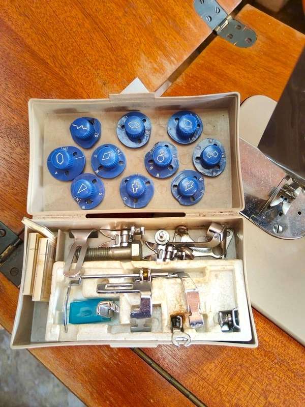 SEWING MACHINE- ANTIQUE EMPISAL GOLDLINE DELUXE - Year 1969