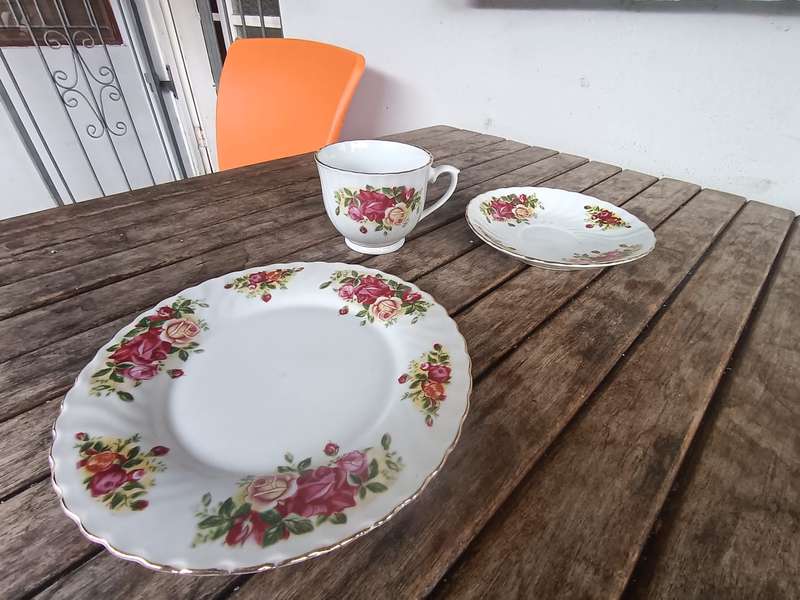 ELEGANT CHINA ENGLISH ROSE PORCALAIN 3pc SET