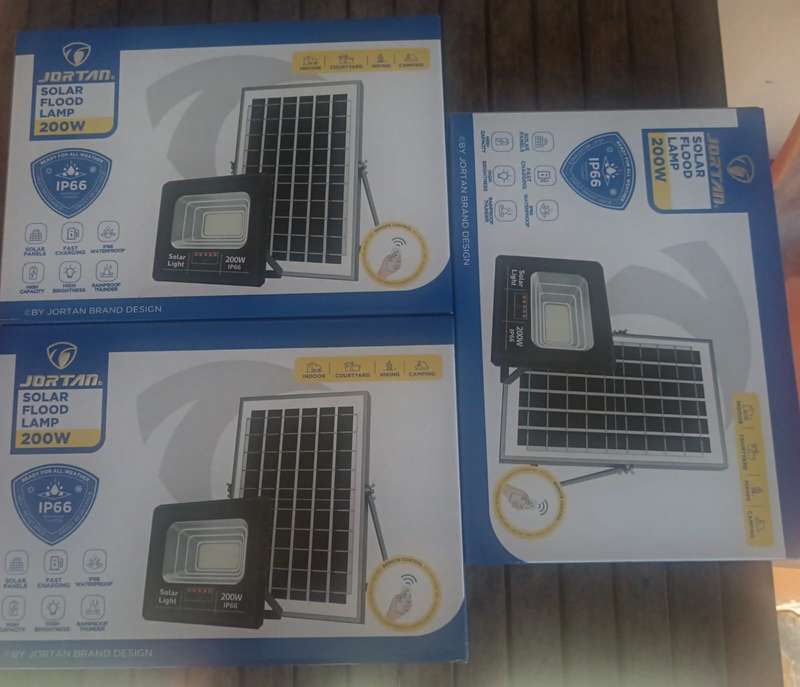 JORTAN 200W SOLAR FLOODLIGHT