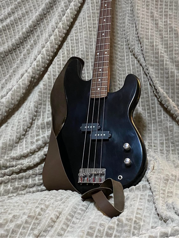 Black Hondo Fame Series 8200 bass guitar, rare and beautiful