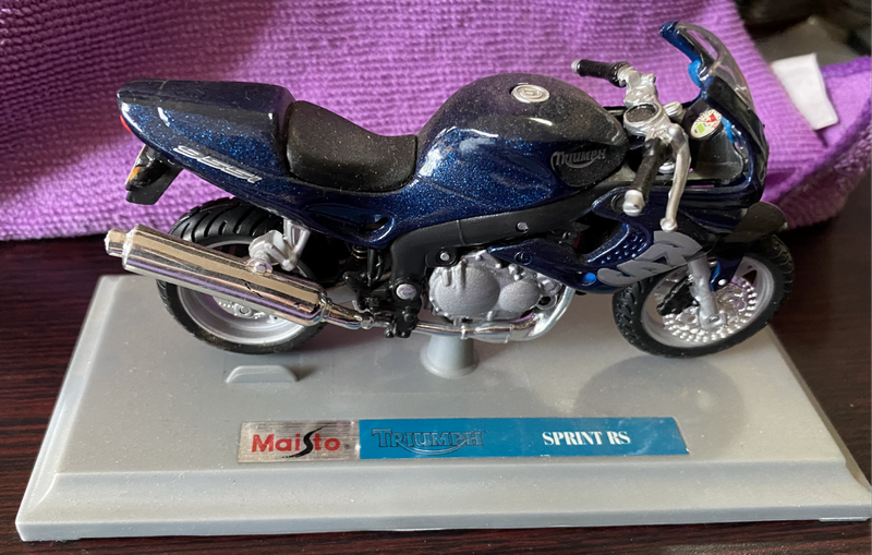 Maisto 1:18 scale die-cast model of a Triumph Sprint RS motorcycle in blue.