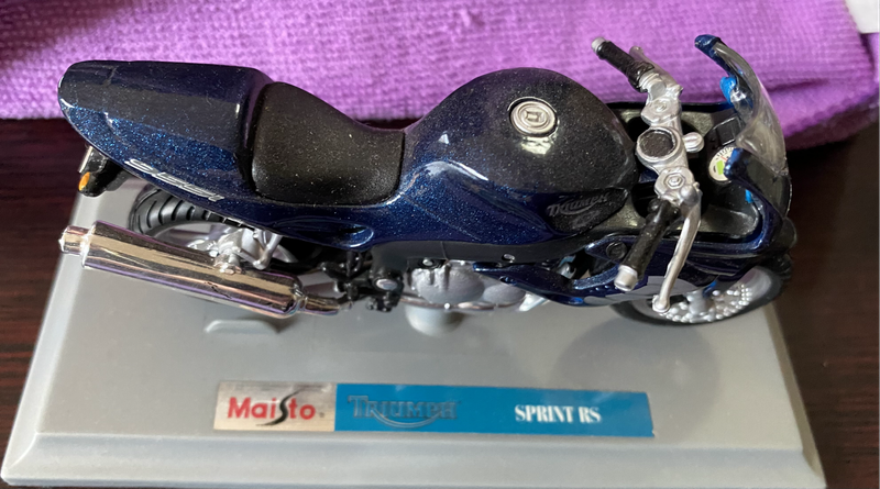 Maisto 1:18 scale die-cast model of a Triumph Sprint RS motorcycle in blue.