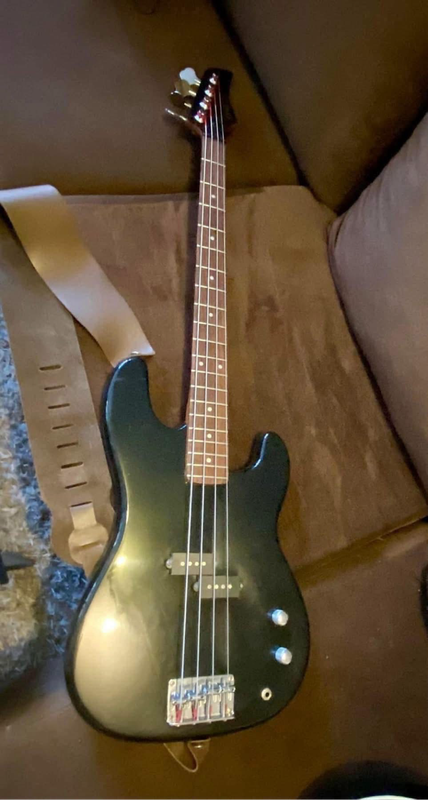 Black Hondo Fame Series 8200 bass guitar, rare and beautiful