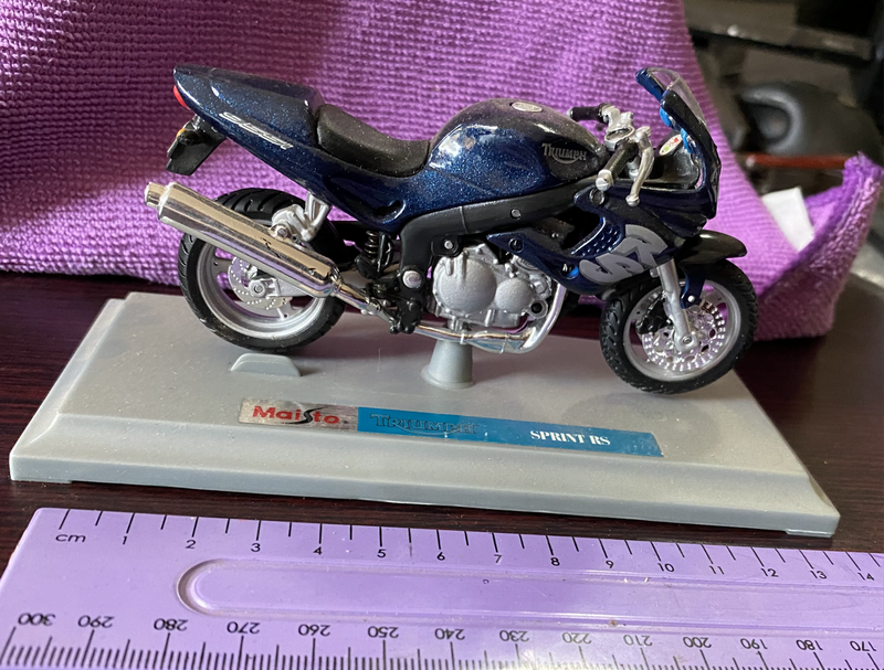 Maisto 1:18 scale die-cast model of a Triumph Sprint RS motorcycle in blue.