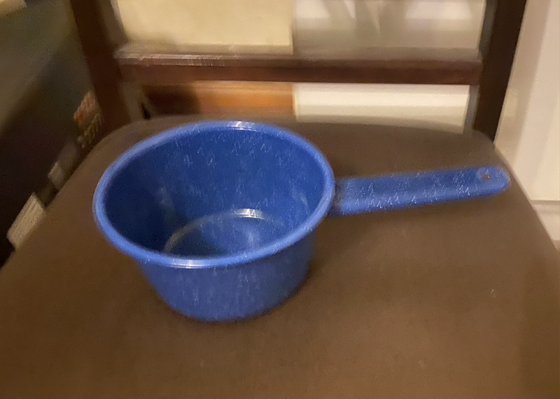 Indoor / outdoor use classic enamelware saucepan