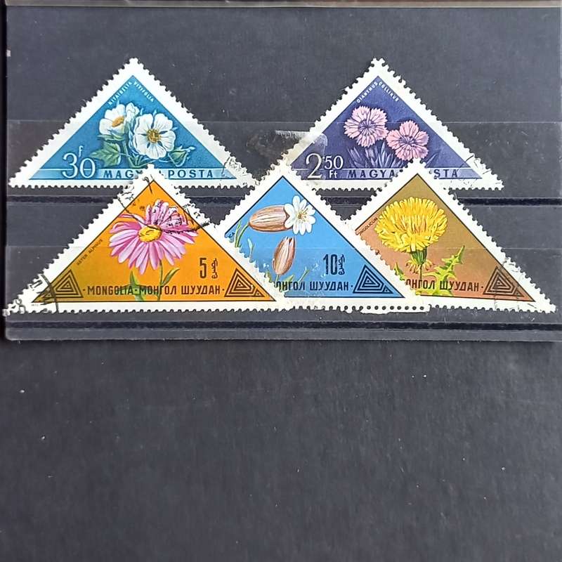 Thematics - Flowers on Triangulars - 5 stamps - No duplication