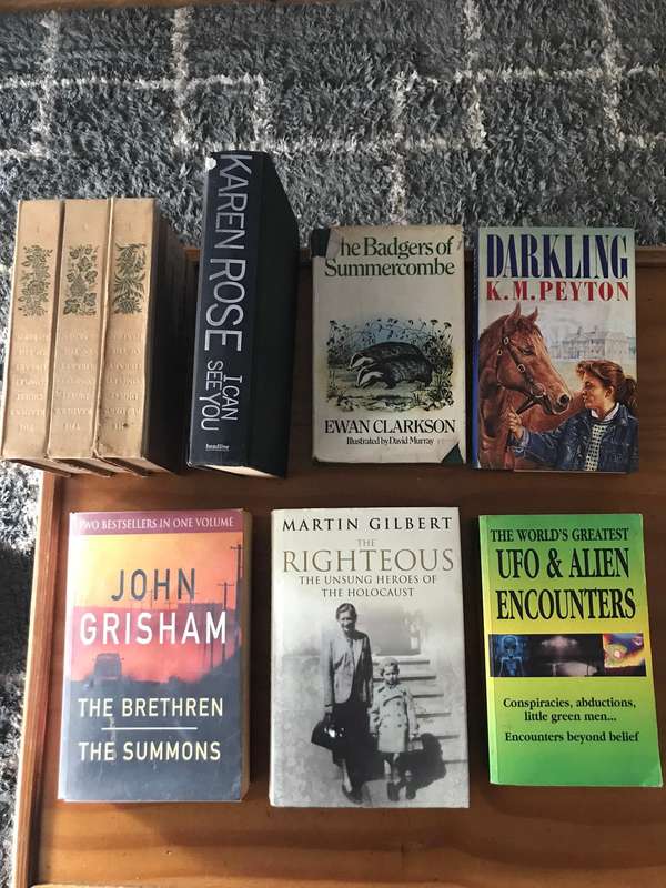 ** MIXED LOT OF BOOKS ** HARD & SOFT COVERS ** TOTAL OF 32 ** CRAZY R1 START FOR THE LOT **