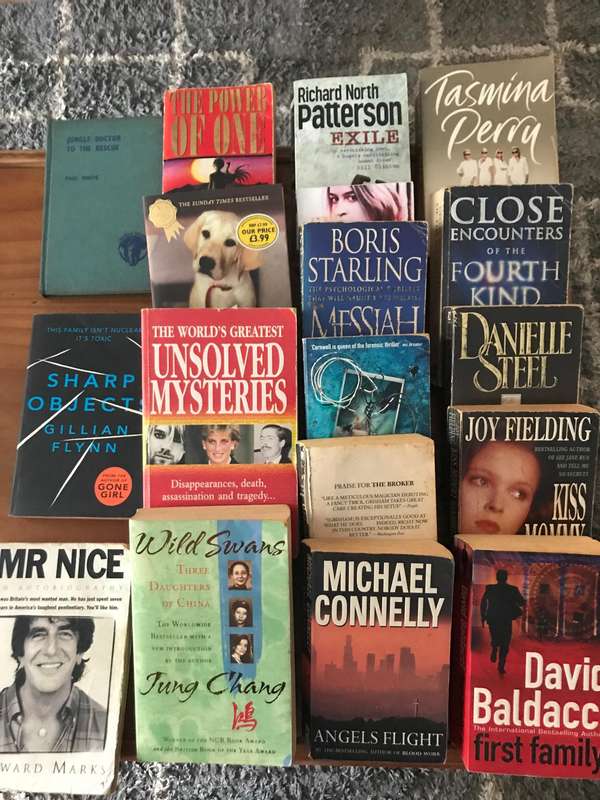 ** MIXED LOT OF BOOKS ** HARD & SOFT COVERS ** TOTAL OF 32 ** CRAZY R1 START FOR THE LOT **