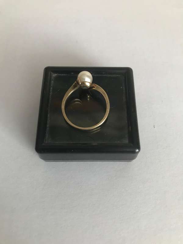 Solid 9ct Gold Ring with Akoya 6mm Pearl