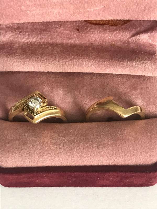 Solid 9ct Gold Twinset Rings - 5.18 grams