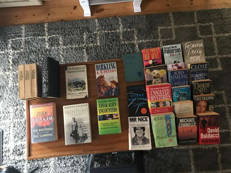 ** MIXED LOT OF BOOKS ** HARD & SOFT COVERS ** TOTAL OF 32 ** CRAZY R1 START FOR THE LOT **