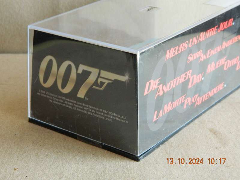 UNIVERSAL HOBBIES -  JAMES BOND 007 -  FORD GT40  -  DIE ANOTHER DAY