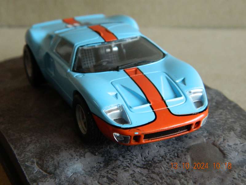 UNIVERSAL HOBBIES -  JAMES BOND 007 -  FORD GT40  -  DIE ANOTHER DAY