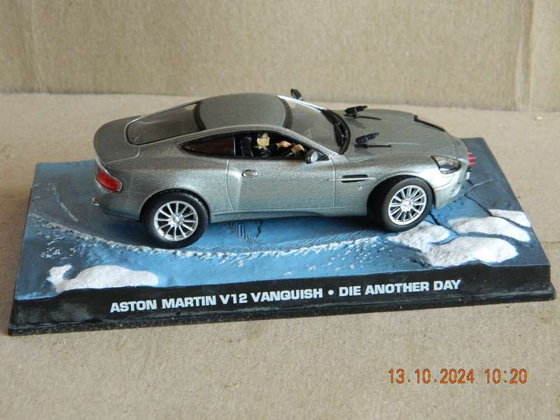 UNIVERSAL HOBBIES -  JAMES BOND 007 -  ASTON MARTIN V12 VANQUISH  -  DIE ANOTHER DAY