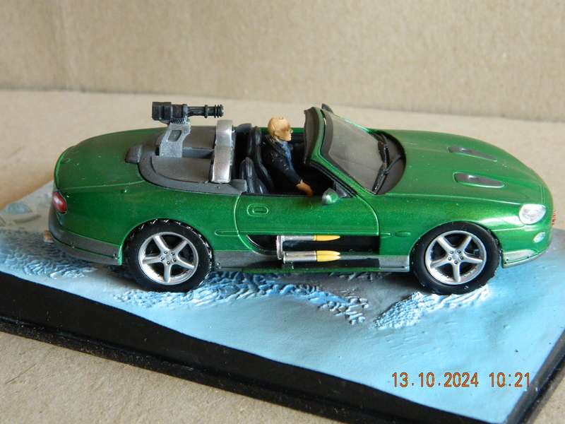 UNIVERSAL HOBBIES -  JAMES BOND 007 -  JAGUAR XKR  -  DIE ANOTHER DAY