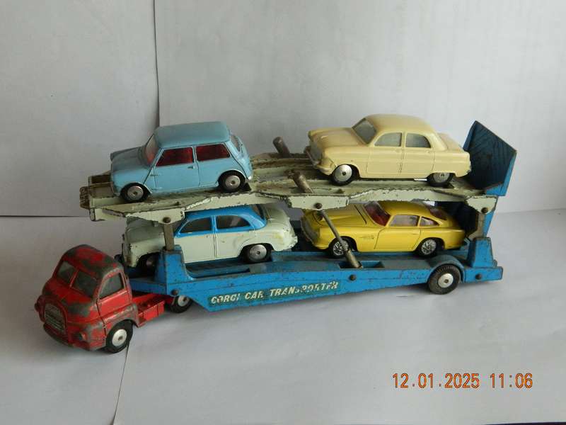 CORGI TOYS -  GIFT SET  -  1101   -   CAR TRANSPORTER AND 4 CARS