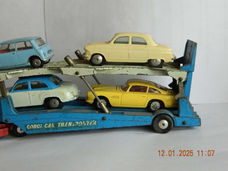 CORGI TOYS -  GIFT SET  -  1101   -   CAR TRANSPORTER AND 4 CARS