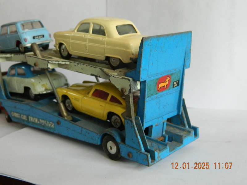 CORGI TOYS -  GIFT SET  -  1101   -   CAR TRANSPORTER AND 4 CARS