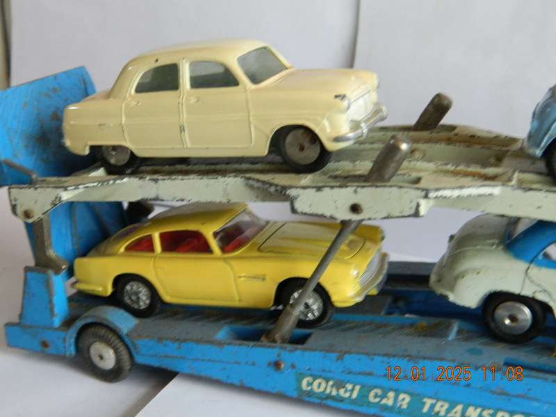 CORGI TOYS -  GIFT SET  -  1101   -   CAR TRANSPORTER AND 4 CARS