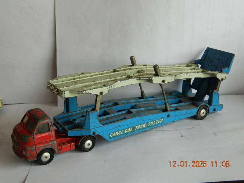CORGI TOYS -  GIFT SET  -  1101   -   CAR TRANSPORTER AND 4 CARS