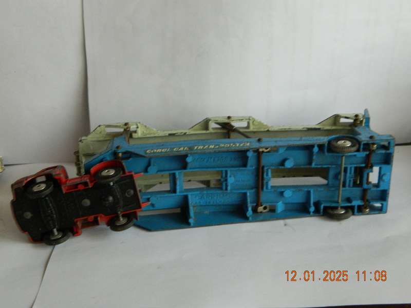 CORGI TOYS -  GIFT SET  -  1101   -   CAR TRANSPORTER AND 4 CARS